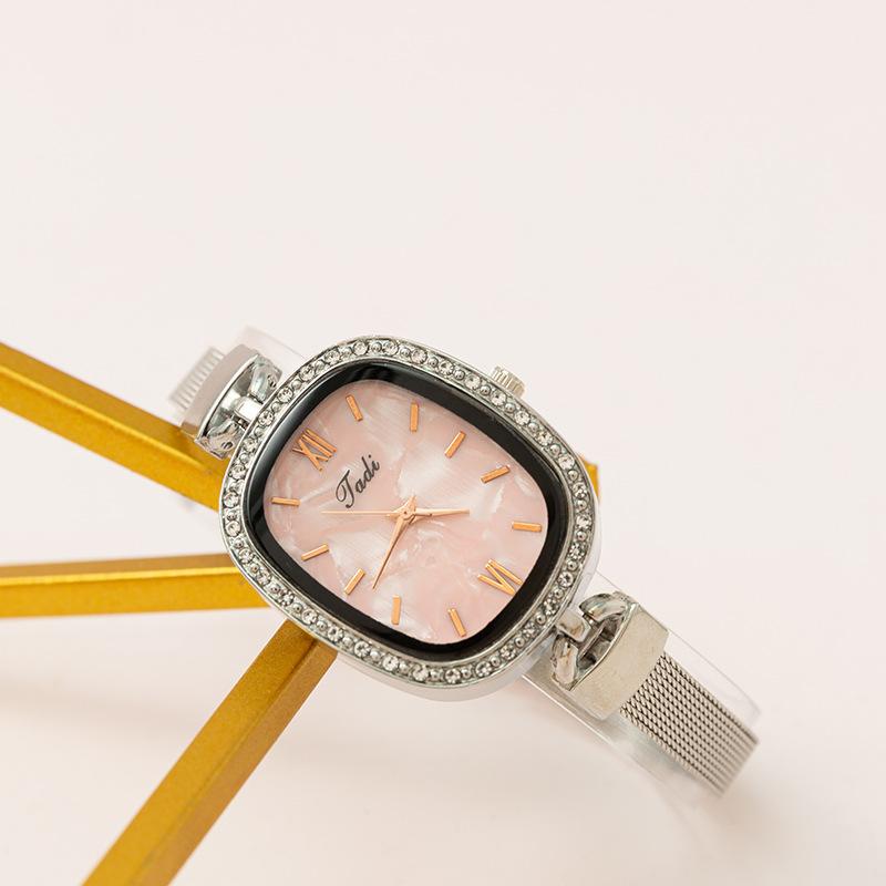 2022 new Casual Women's Watch Personalized Dial Fashion Alloy Mesh strap Quartz Women's Watch